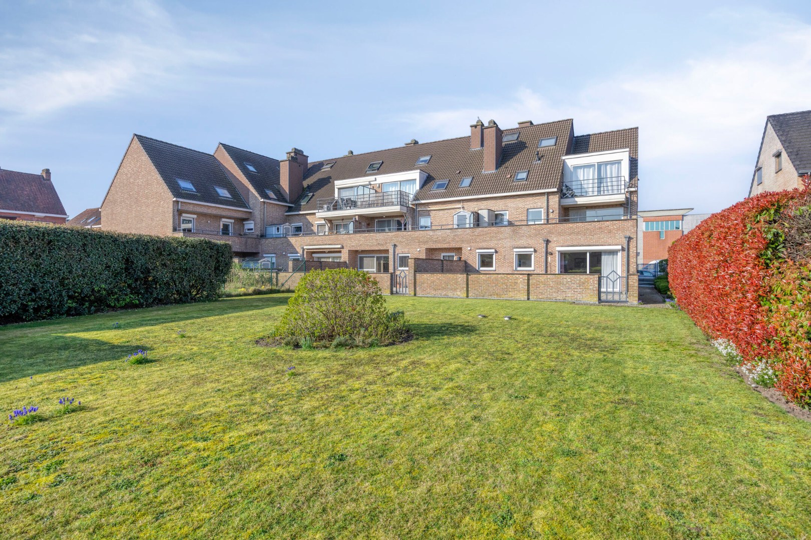 Gelijkvloers appartement met 3 slpk., ruim terras en ondergrondse garagebox in hartje Leopoldsburg 