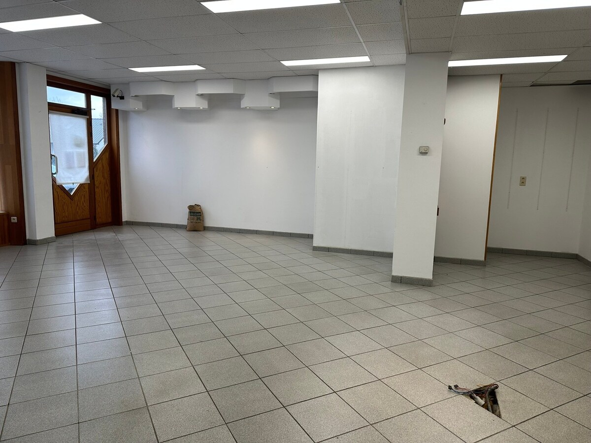 Commercieel gelijkvloers met  mooie etalage, en privé parking 