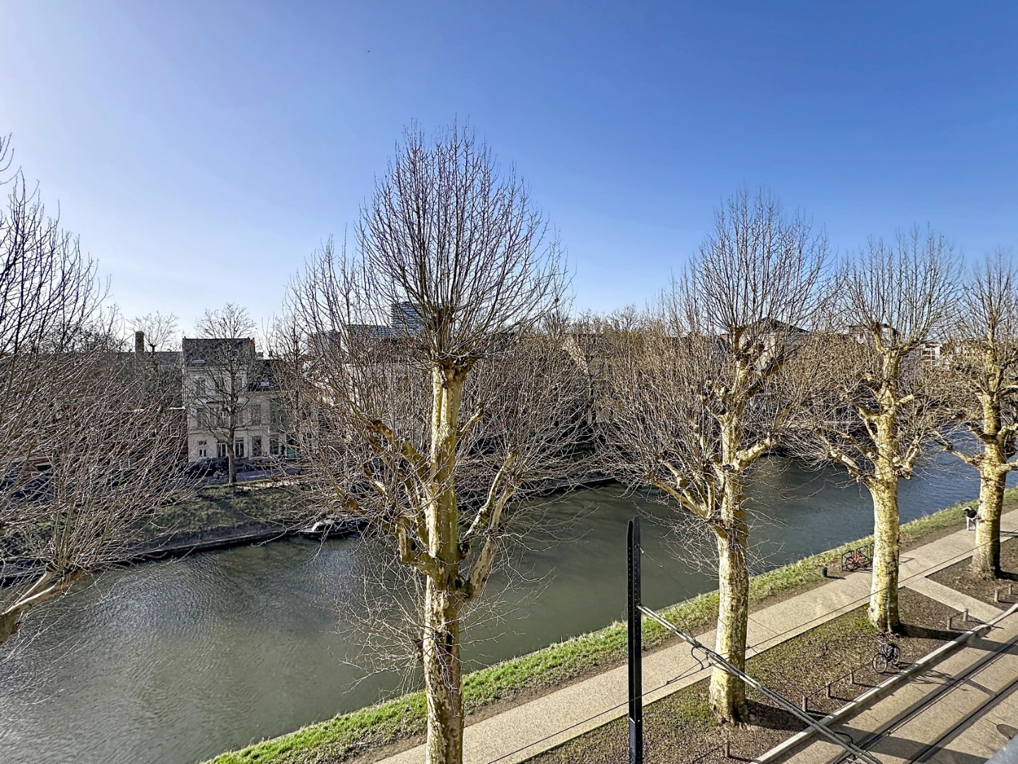 Appartement met slaaphoek en zonnig terras gelegen aan de Coupure 