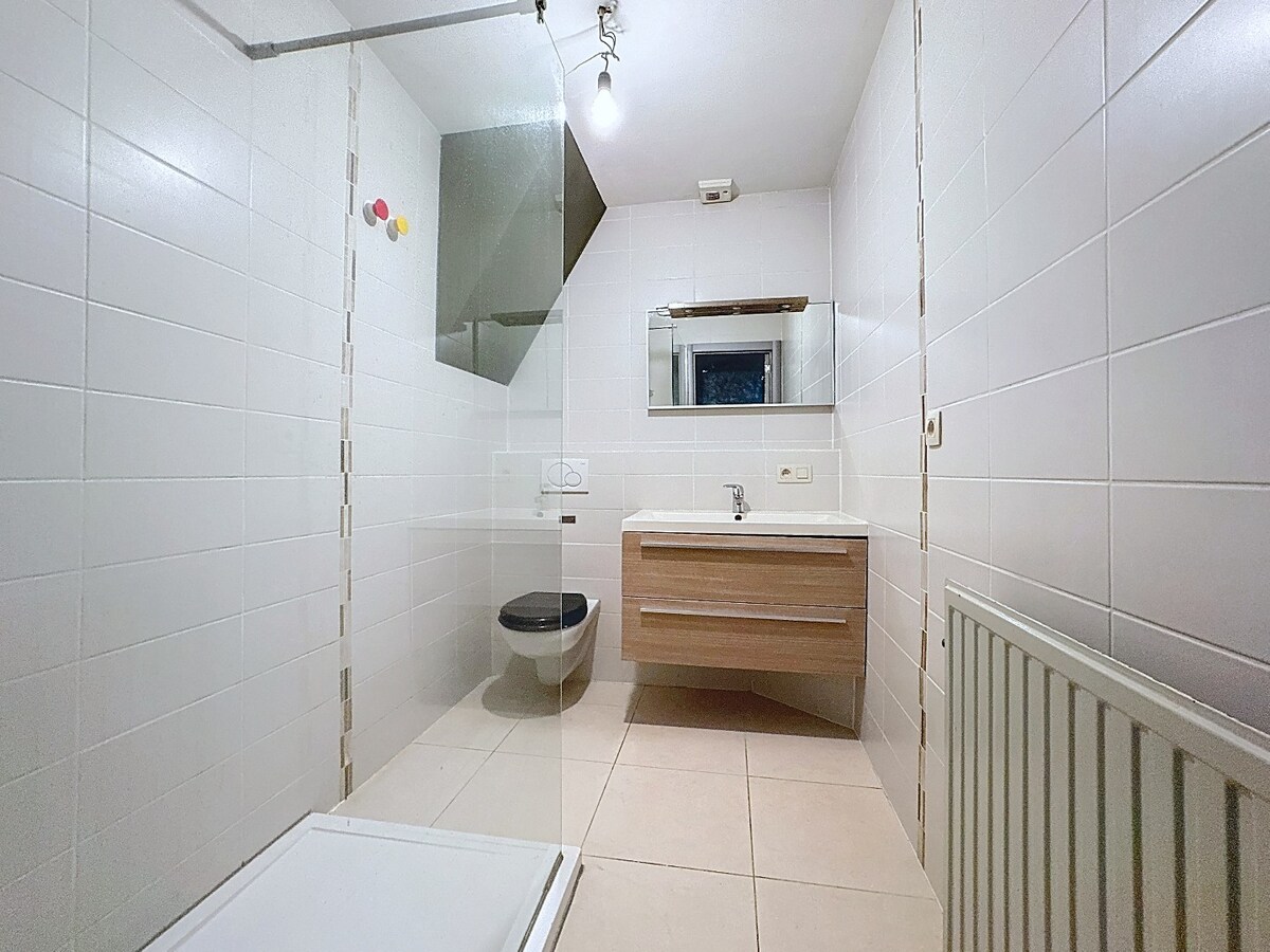 Opbrengsteigendom bestaande uit 3 appartementen en handelsgelijkvloers gelegen in het centrum van Koekelare 