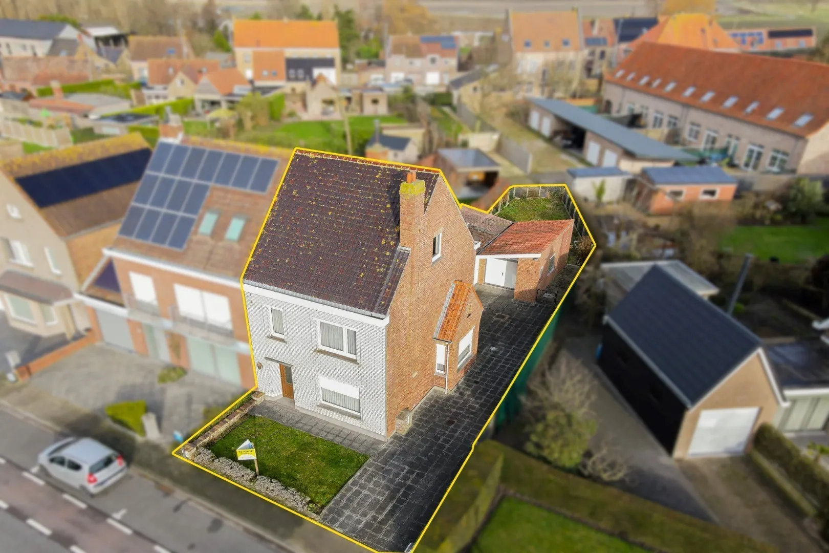 Halfopen woning met 4 slaapkamers op rustige ligging te Sint-Pieters-Kapelle