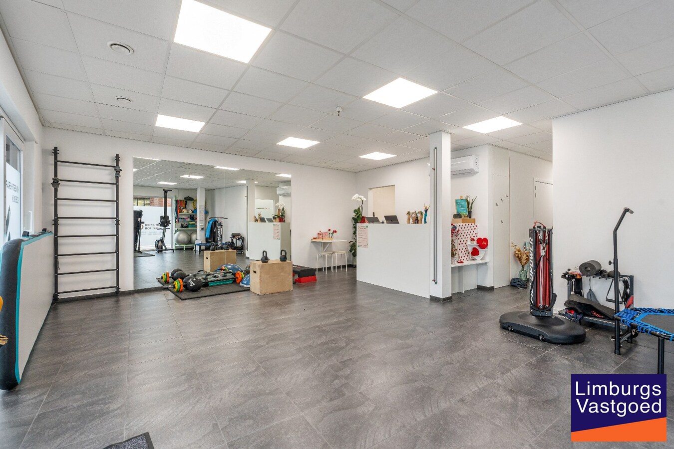 Handelsruimte, 90m² + kelder, centrum van Houthalen-Oost 