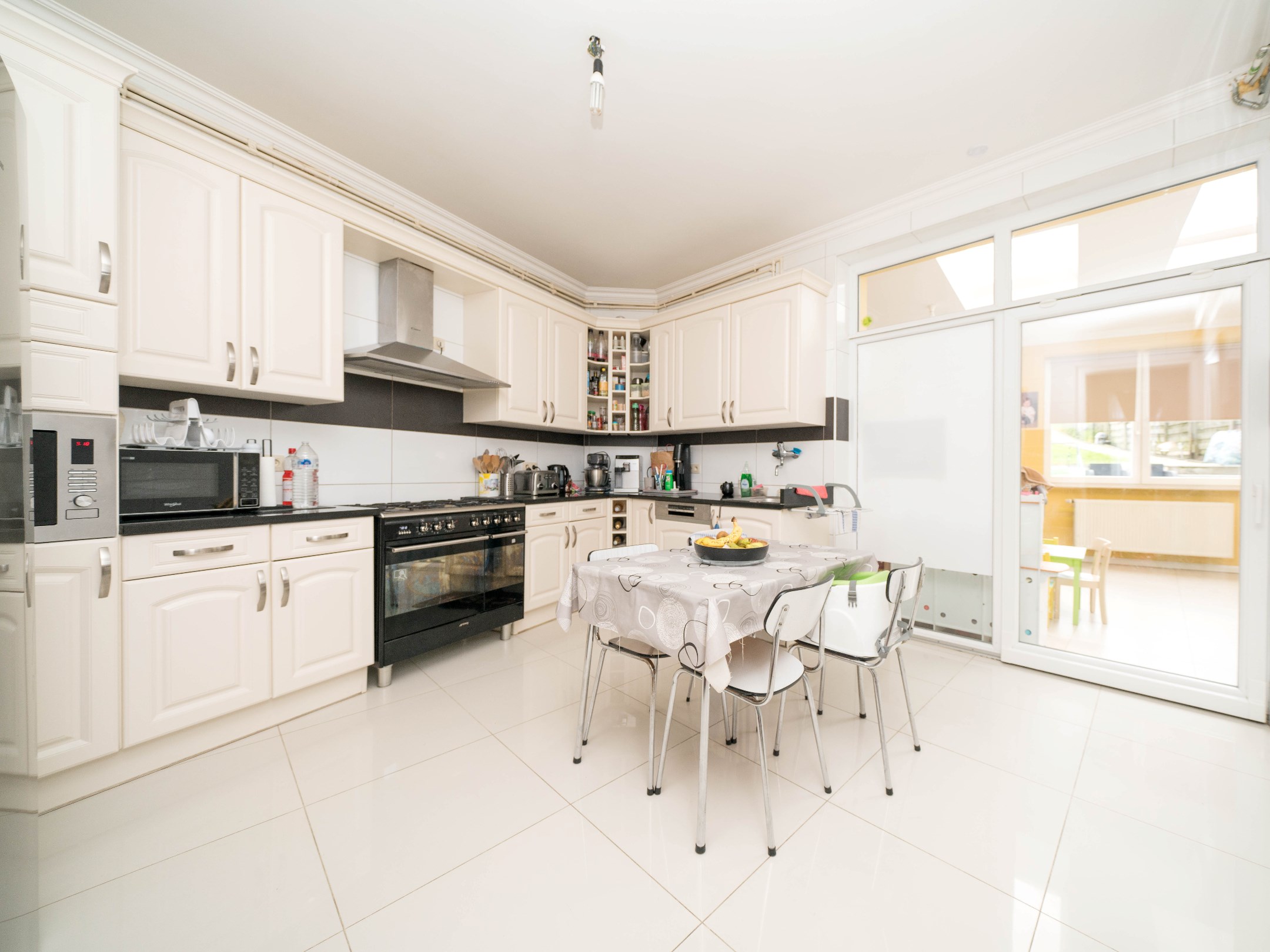 Zeer grote, instapklare woning met 6 kamers en 2 badkamers 