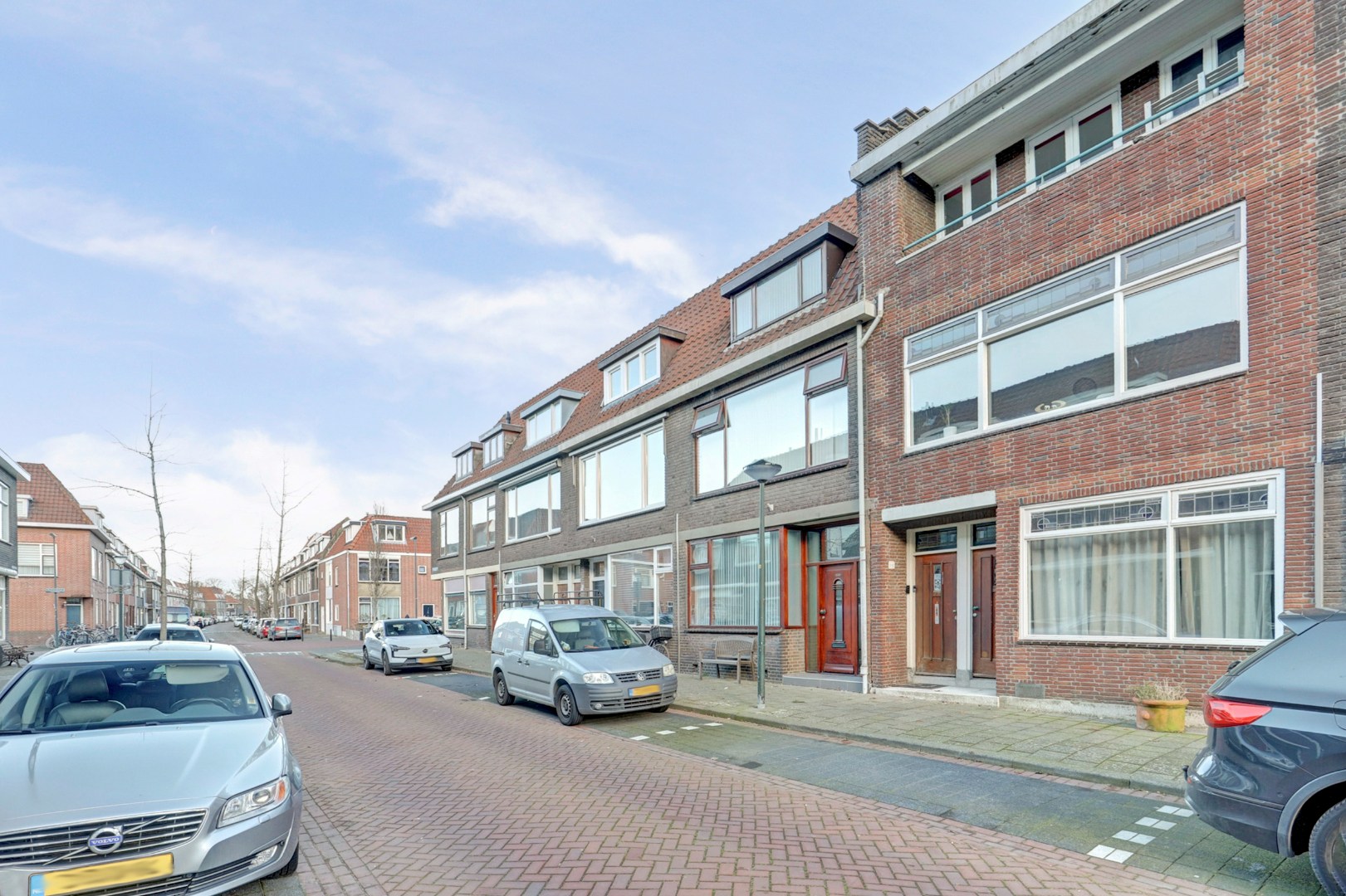Ruime dubbele bovenwoning met drie slaapkamers, berging en de mogelijkheid tot het realiseren van een extra vierde slaapkamer. 