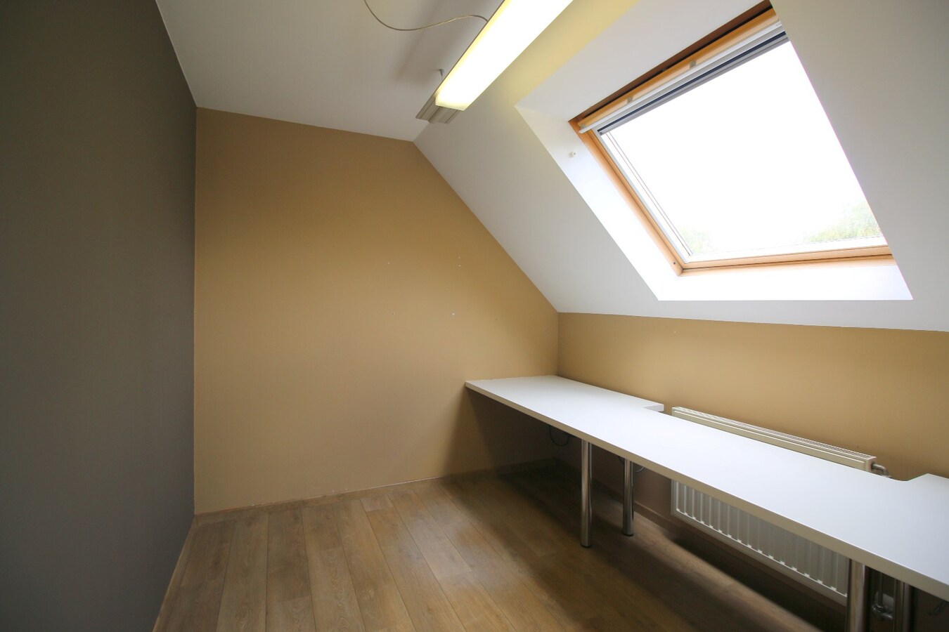 Instapklare woning (2004) met zonnepanelen en idyllische tuin 