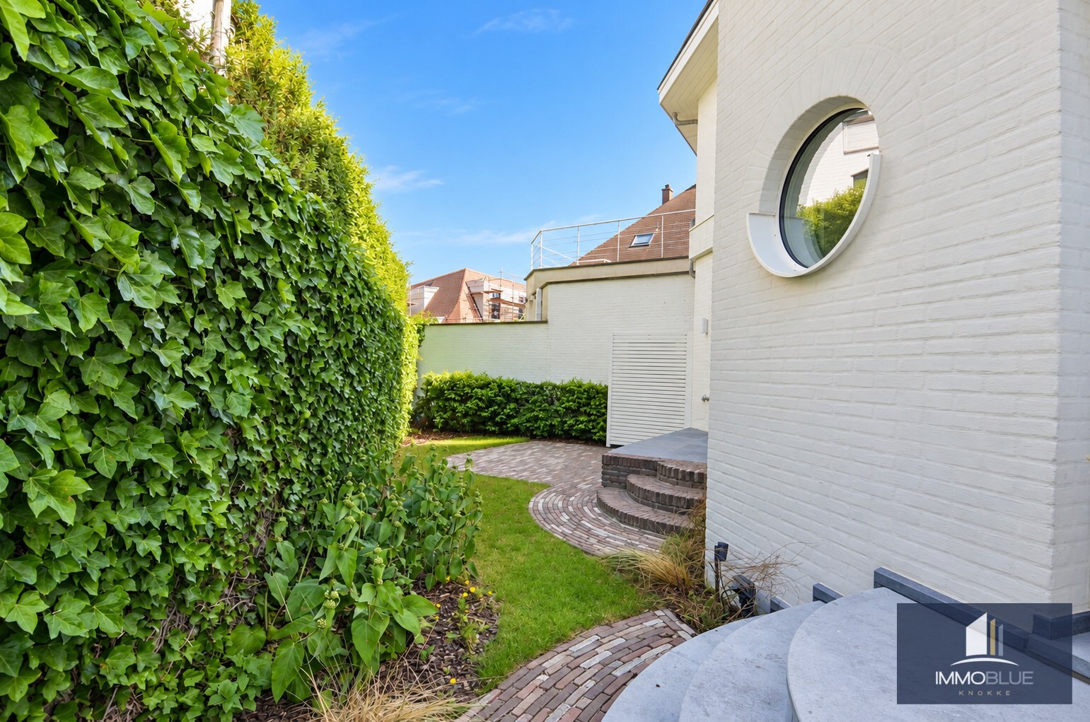 Offre exceptionnelle : Villa entièrement rénovée avec vue frontale sur la mer. 