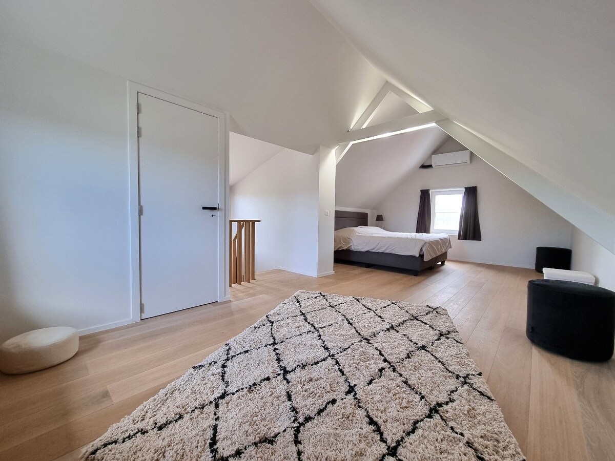 Prachtige, volledig gerenoveerde halfopen bebouwing op groot perceel van 842m² 