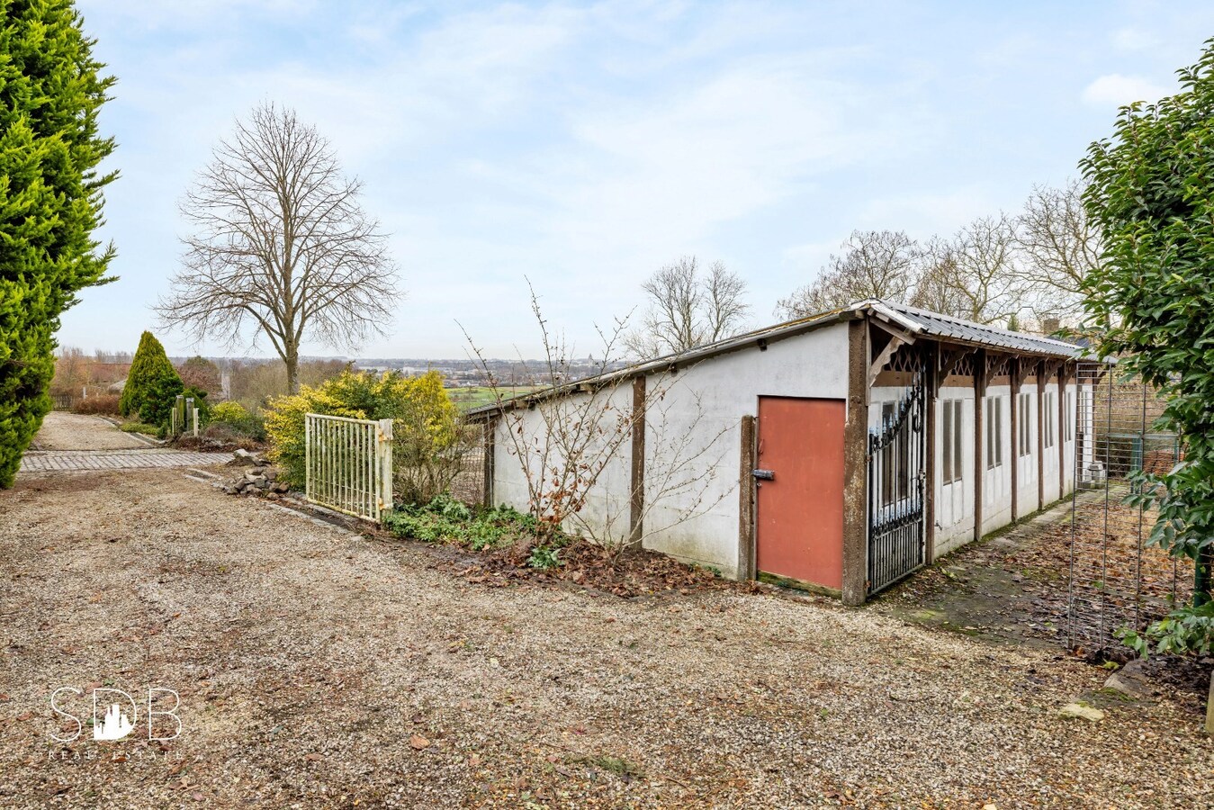 Authentieke hoeve met bijgebouwen met graslanden op circa 8.750m² 