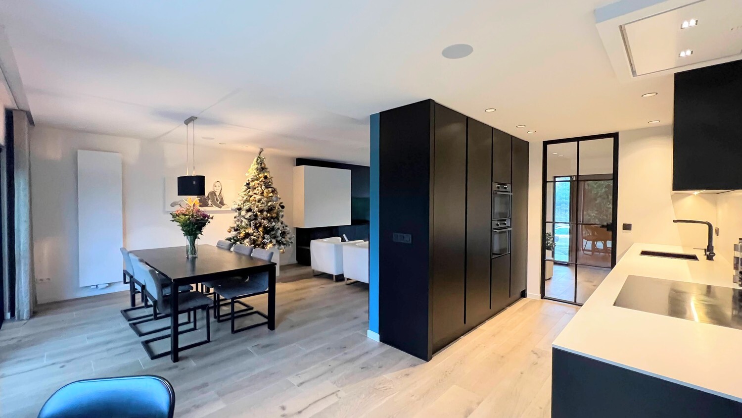 Gerenoveerde, instapklare woning op perceel van 1529m² midden in het groen 