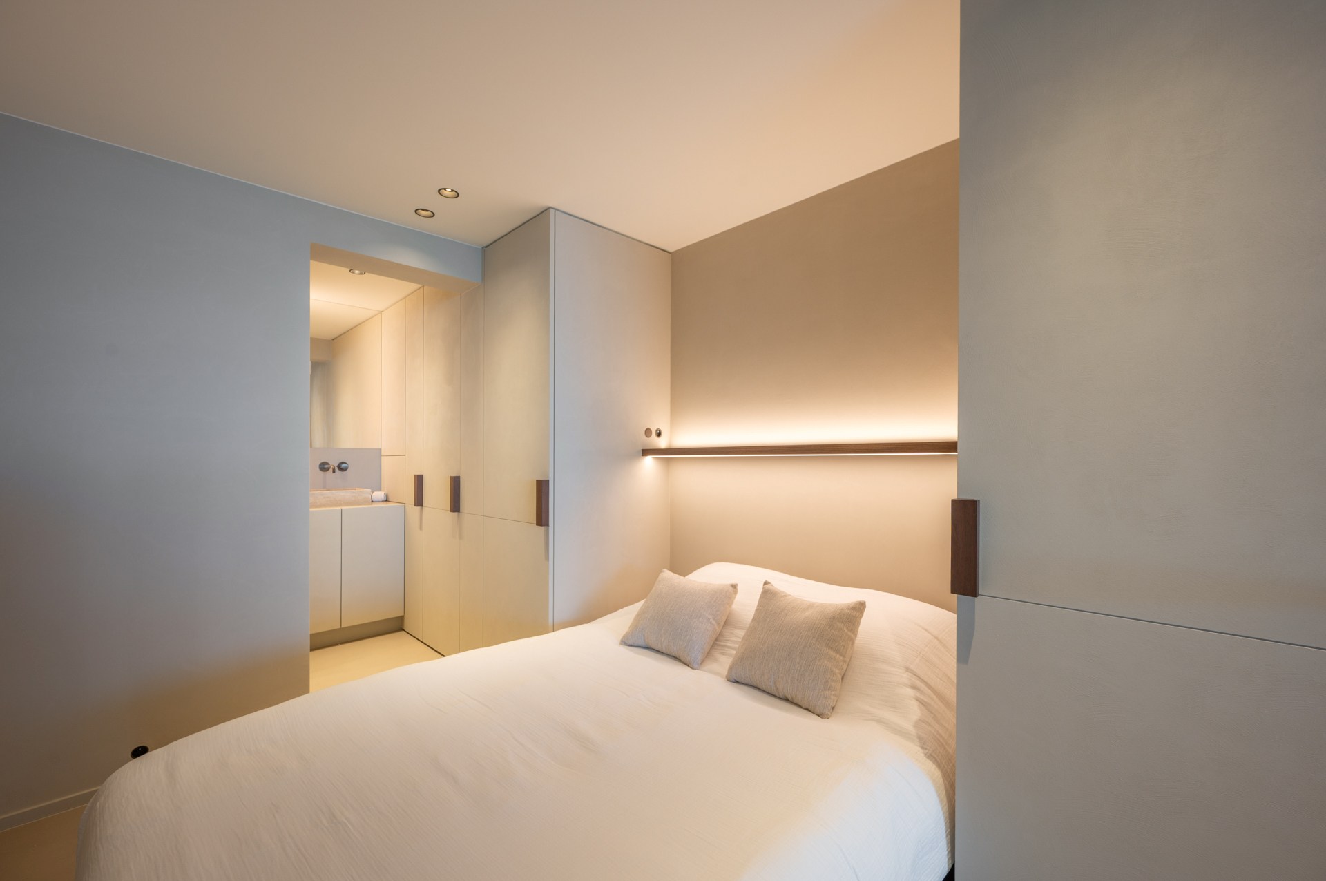 Prachtig gerenoveerd en instapklaar appartement met 3 slaapkamers en frontaal zeezicht, gelegen in een prestigieuze residentie op de zeedijk in het Zoute. 