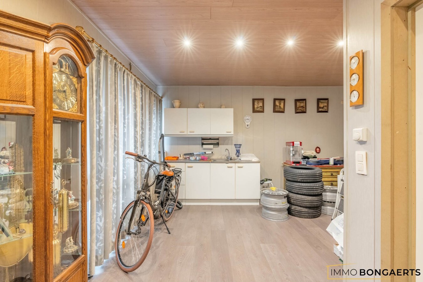 Ruime woning met drie slaapkamers en leefveranda 