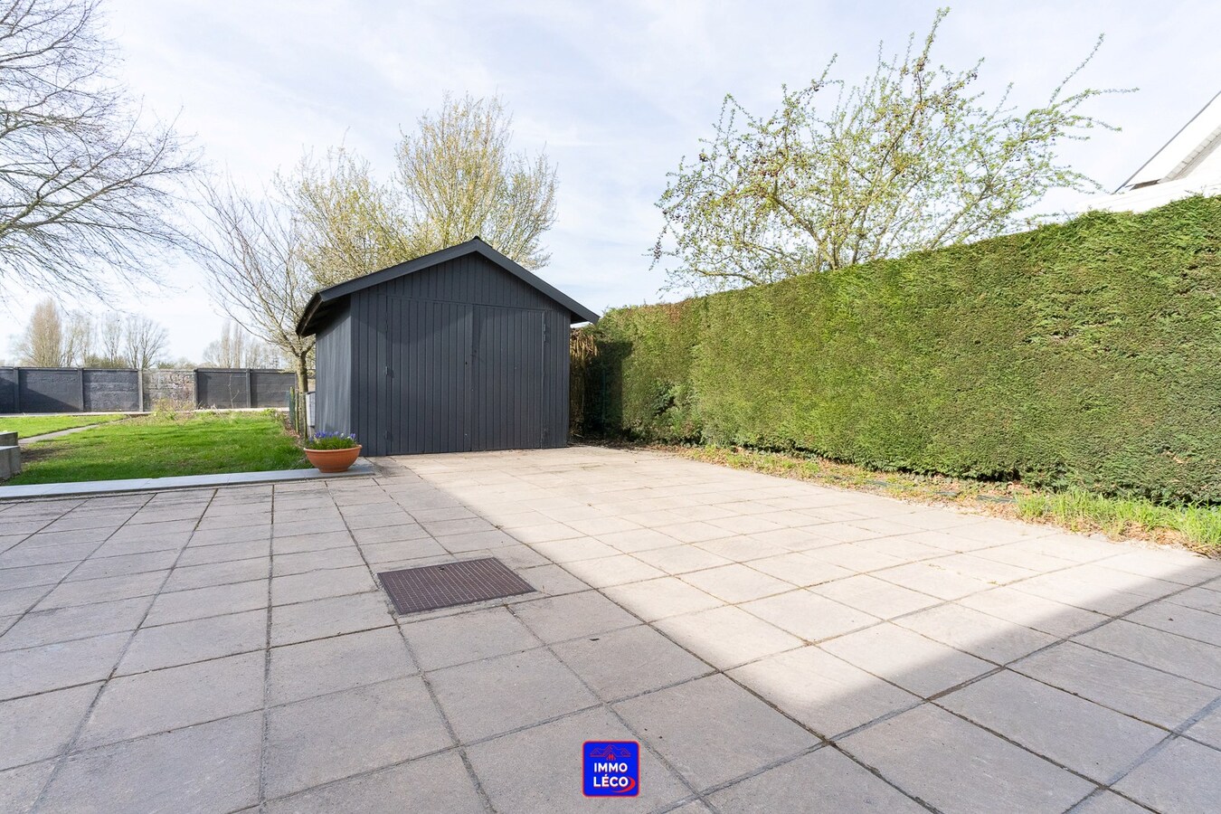 Villa "Semi Plain-Pied" érigée sur 1600m², grand parking, garage, jardin, COUP DE COEUR ! 