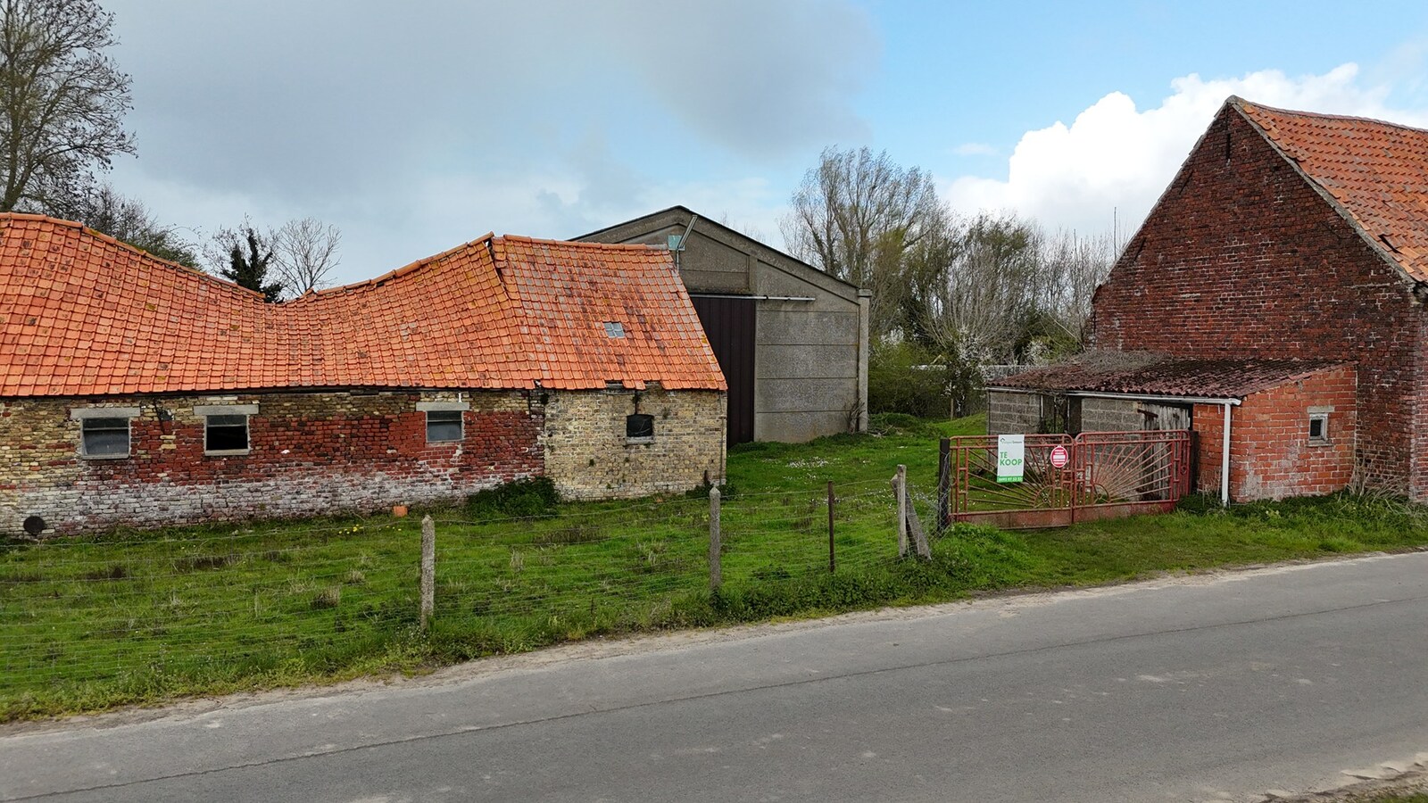 Rustig gelegen alleenstaande woning met loods en schuur te Kortemark 