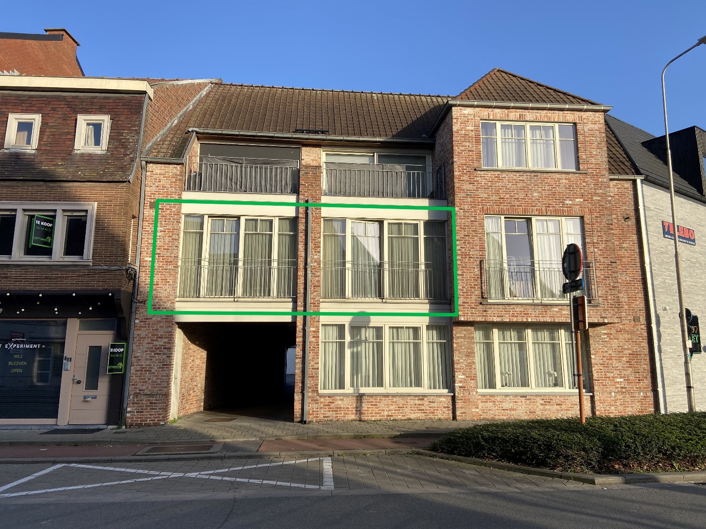 Centraal gelegen appartement met één slaapkamer, groot terras en ruime garage! 