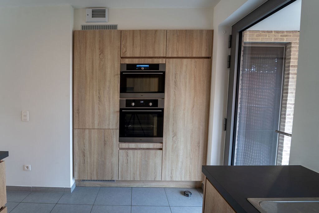 GUNSTIG GELEGEN 2 SLAAPKAMER APPARTEMENT 94 M² MET ONDERGRONDSE AUTOSTANDPLAATS EN KELDERBERGING IN HET CENTRUM VAN ZOLDER 