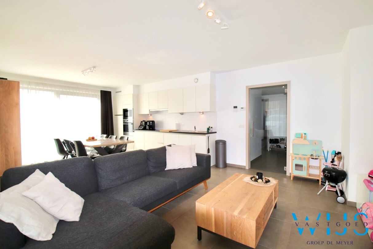 Energiezuinig GELIJKVLOERS appartement in hartje Kluizen ! 