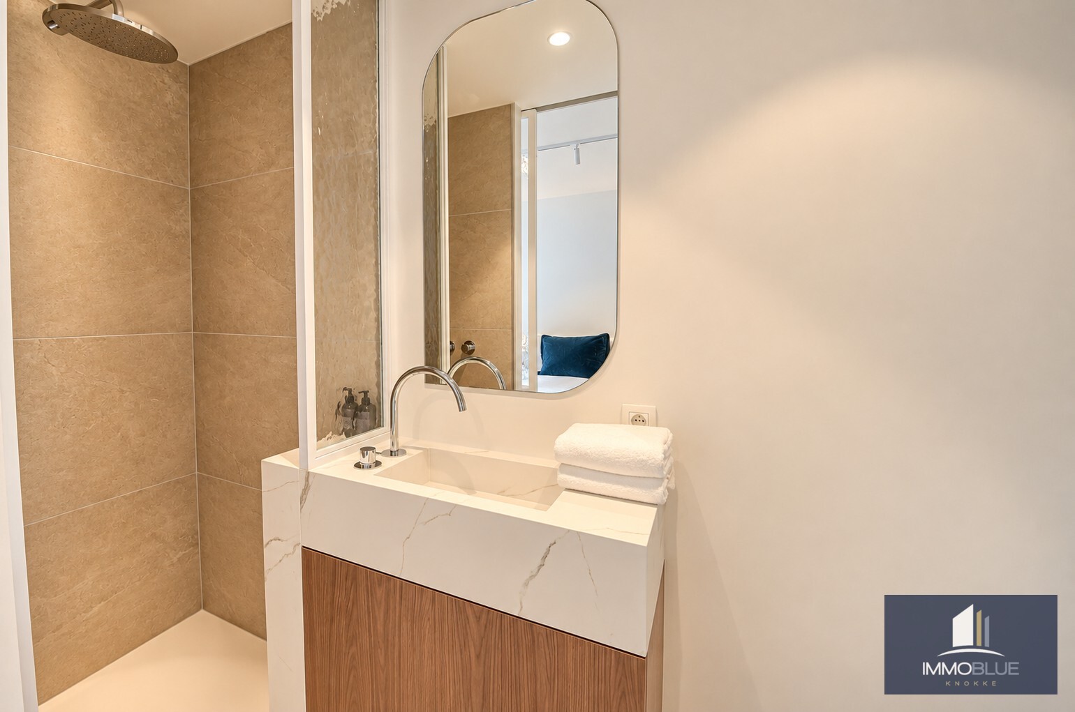 Appartement superbement rénové avec vue mer frontale et des finitions intemporelles d’une grande finesse. 