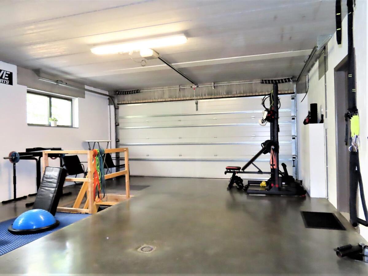 Prachtige villa, rustig gelegen te Houthalen. Dichtbij autosnelwegen en openbaar vervoer. Het centrum van Houthalen op 5 minuten en Hasselt op 15 minuten. 