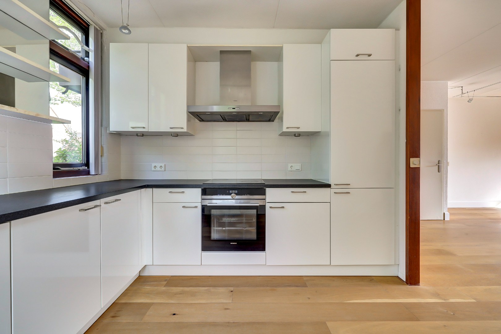 Ruime 5-kamer hoekwoning met aangebouwde garage op een kavel van maar liefst 297 m2 eigen grond! 