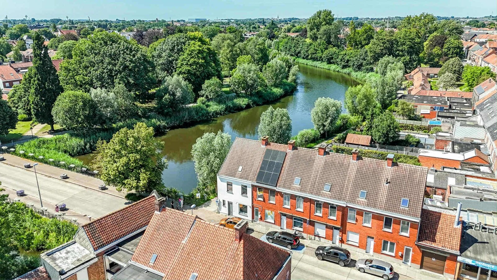 Gerenoveerde rijwoning met 3 slaapkamers en tuin te Roeselare 