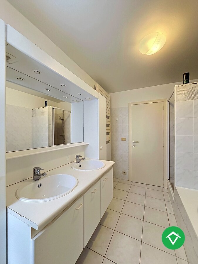 Instapklaar dakappartement met 4 slaapkamers, 2 terrassen en autostaanplaats te Roeselare (160m²) 