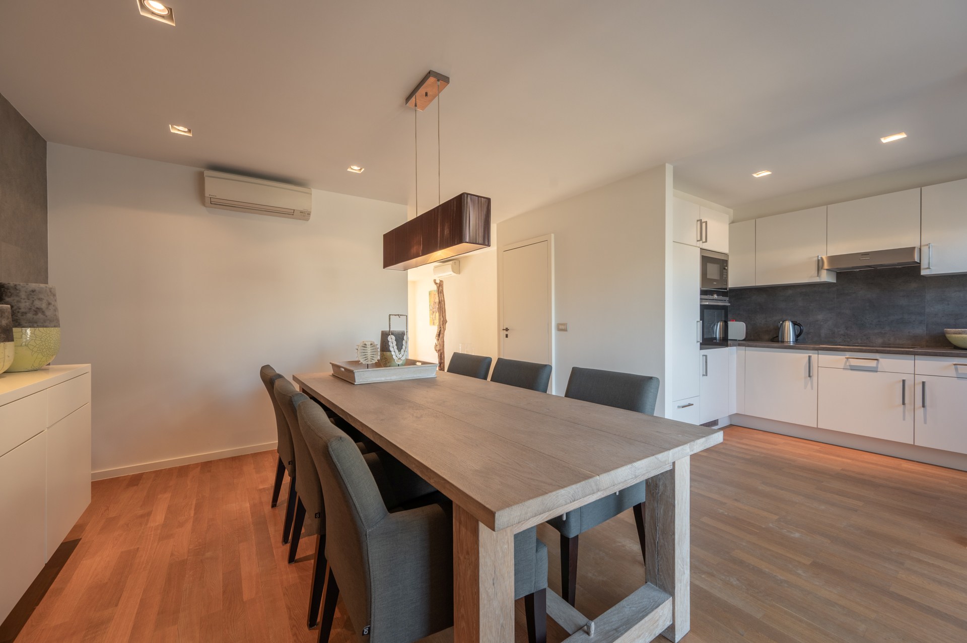 Ruim duplexappartement  in een recent gebouwde residentie in het levendige centrum van Knokke, op korte wandelafstand van het strand. 