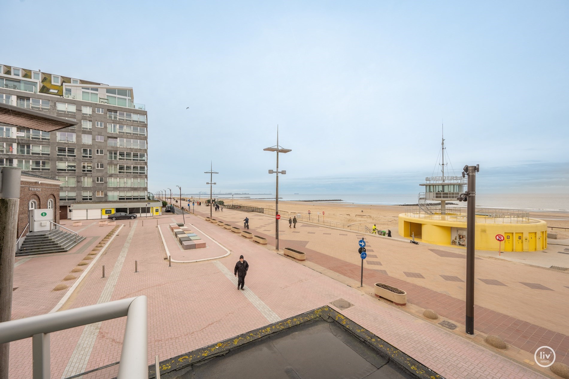 Magnifique appartement d'angle avec vue frontale sur la mer et terrasse orientée ouest situé sur la place de la Tour de Lumière à Knokke. 