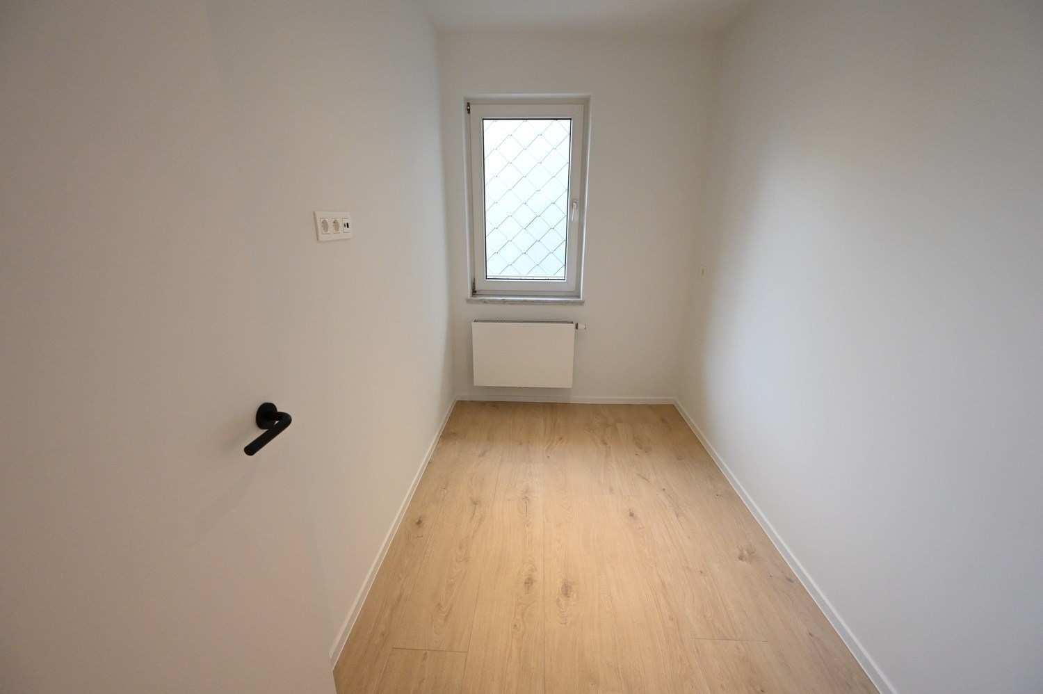 Non meublé - Neuf - Appartement luxueusement rénové avec 3 chambres et une vue dégagée sur la place du Bourgmestre Frans Desmidt. 
