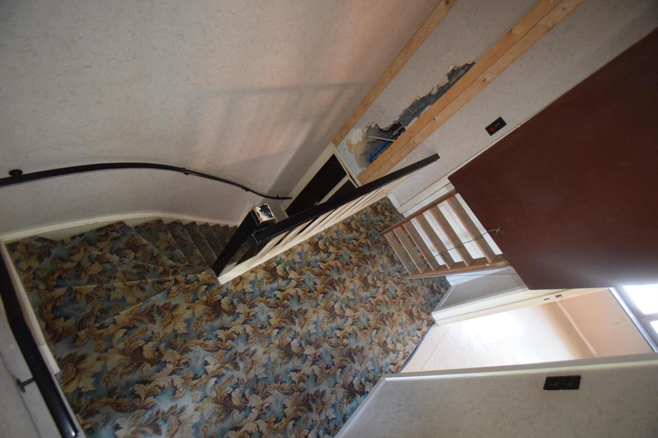 Ruime op te knappen woning met garage + zongerichte tuin, op 538 m² grond 