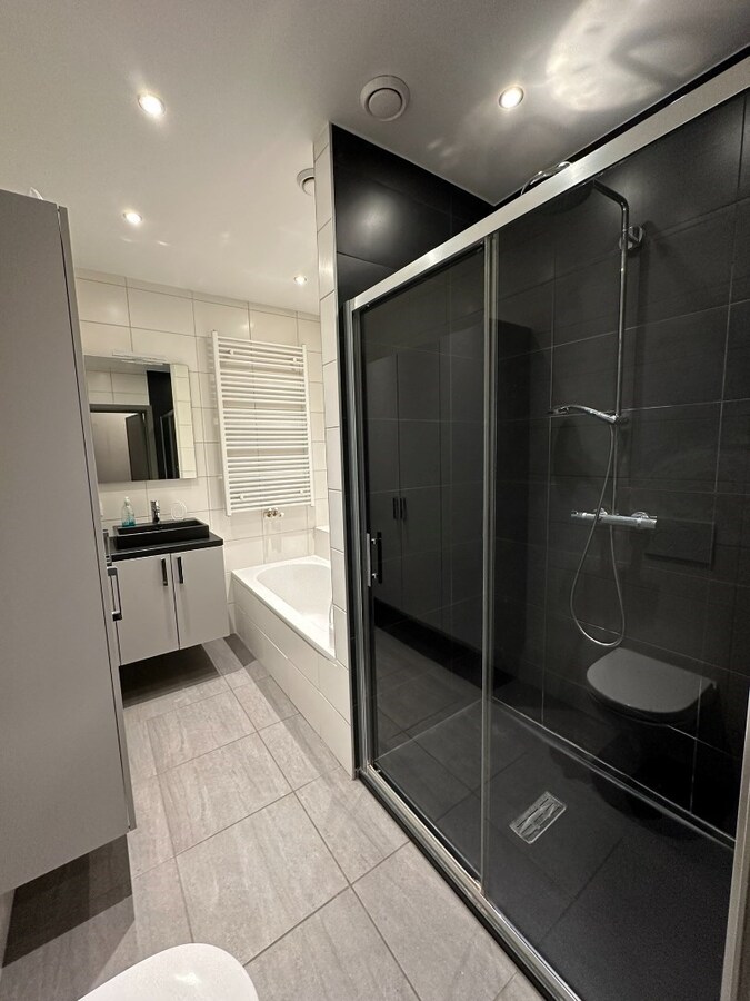 Opbrengsteigendom met 8 appartementen, 10 ondergrondse garageboxen. 