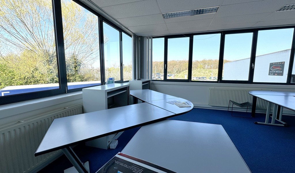 Bedrijfsunit te huur vlakbij oprit A12 te Aartselaar