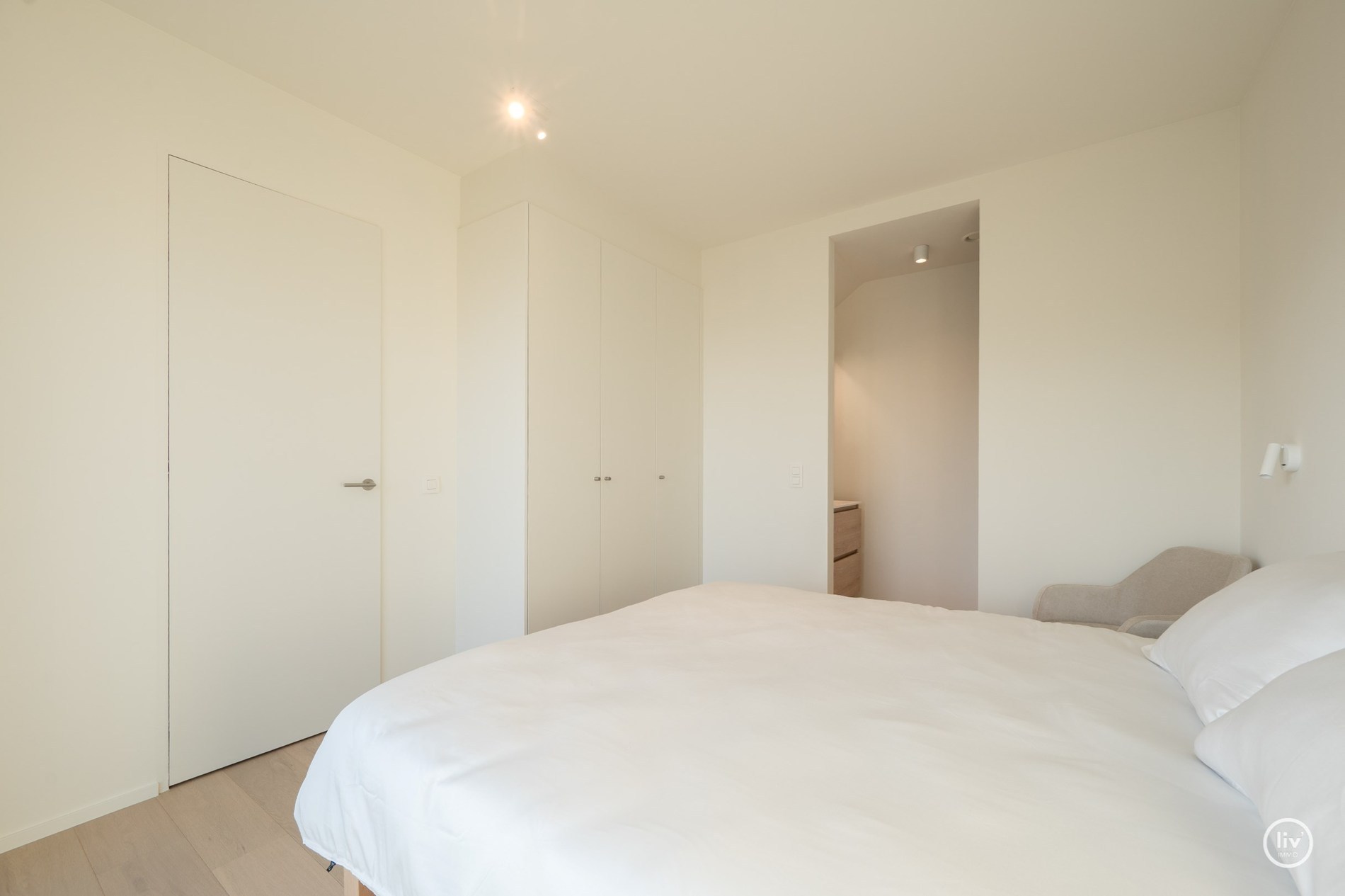 Appartement en duplex à vendre dans le prestigieux et nouveau projet architectural Tour des Héros, situé sur la place des Héros à Heist, avec une vue frontale sur la digue et la mer, à proximité de no 