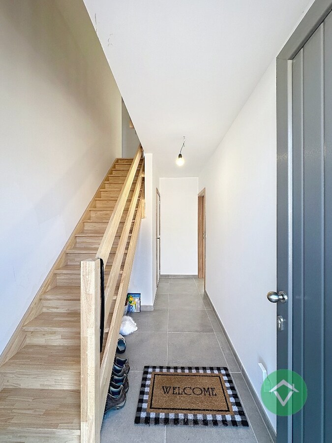 Moderne nieuwbouw tussenwoning met drie slaapkamers en garage in Moere 