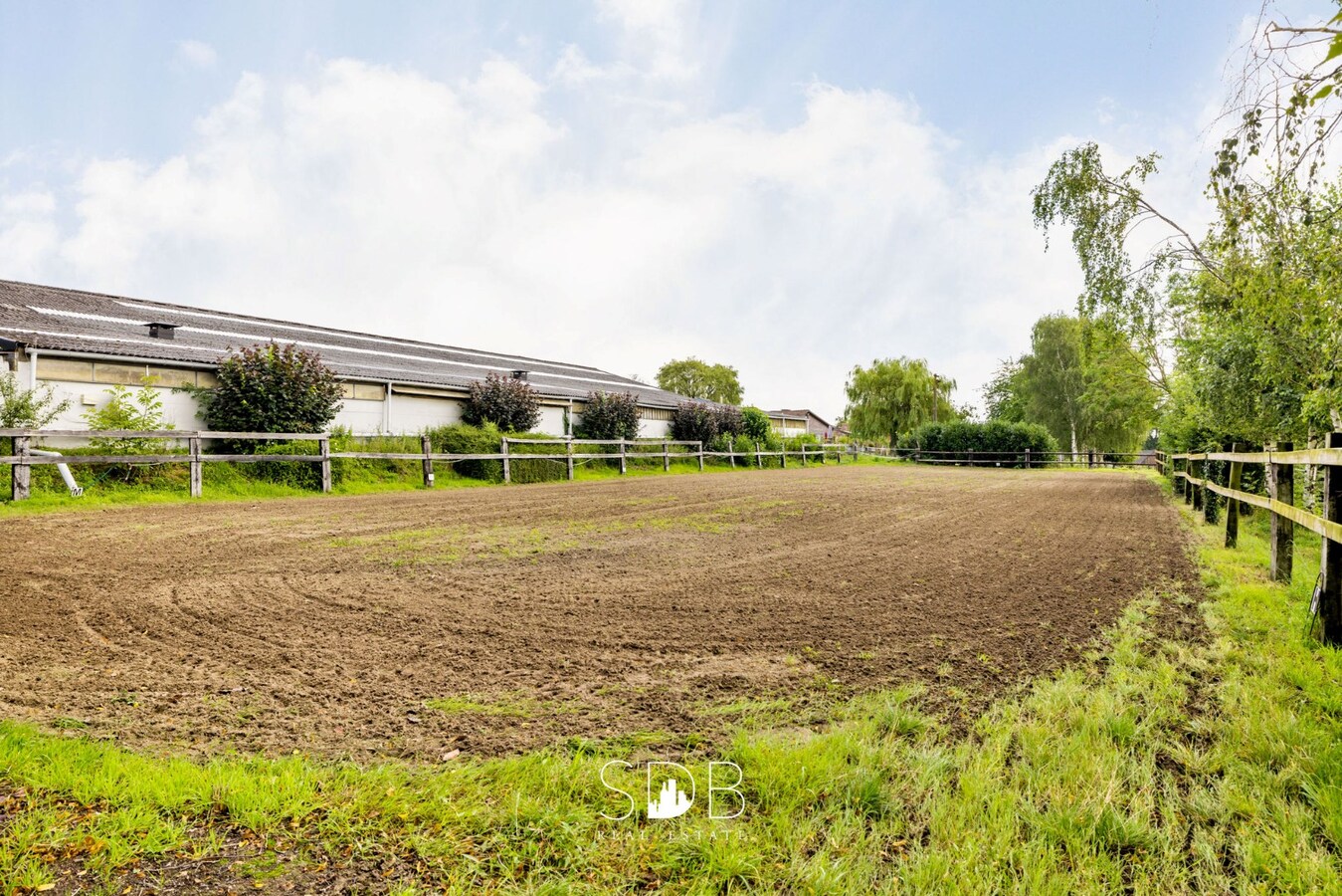Hedendaagse woning met hippisch complex op circa 2hectare 
