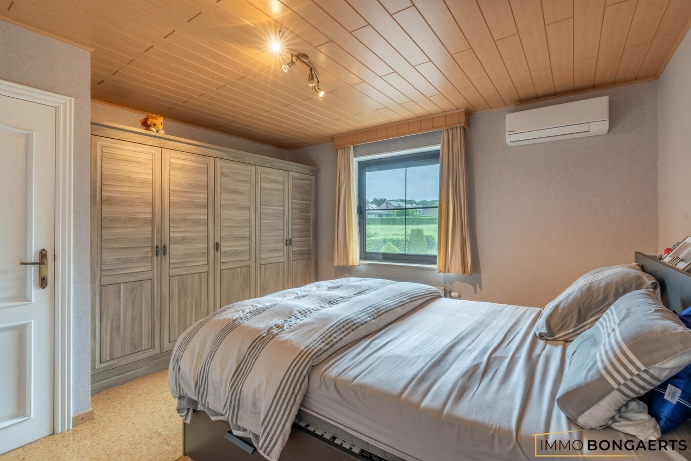 Ruim appartement met 3 slaapkamers en garage. 