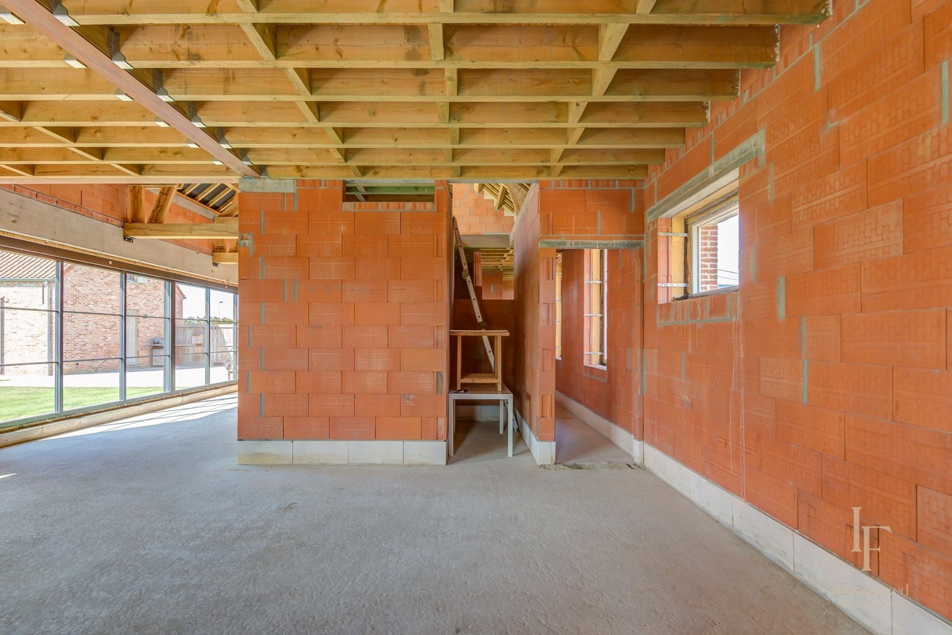 Een langgevelhoeve met bijgebouw! 