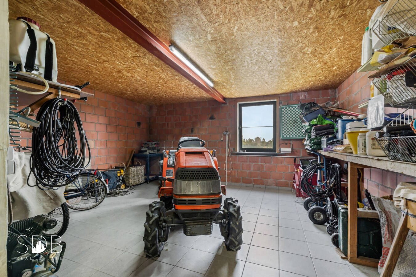 Hedendaagse gezinswoning met aanpalende graslanden en stallen op 5.030m² 