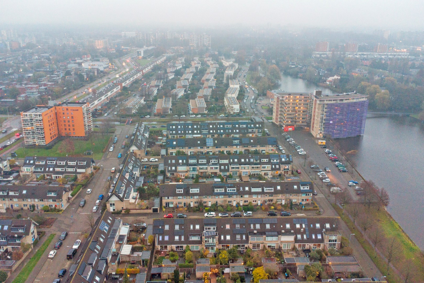 Ruime 5-kamer tussenwoning met inbouw keuken, moderne badkamer, 4 slaapkamers, ruime tuin gelegen op het zuidwesten. 