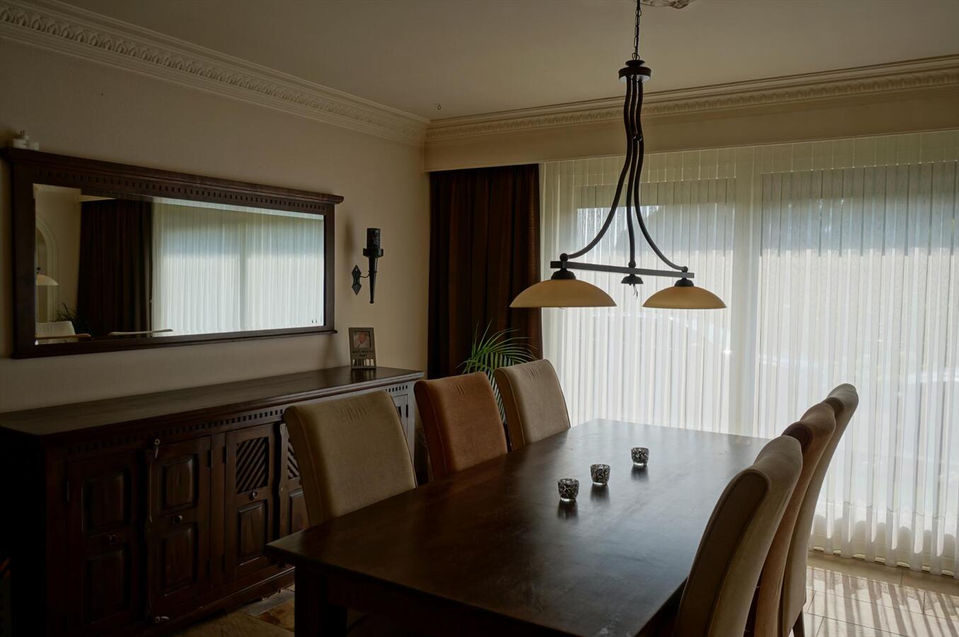 Landhuis met stallen, piste en weide op ca. 3800m² te Neerpelt (Limburg) 