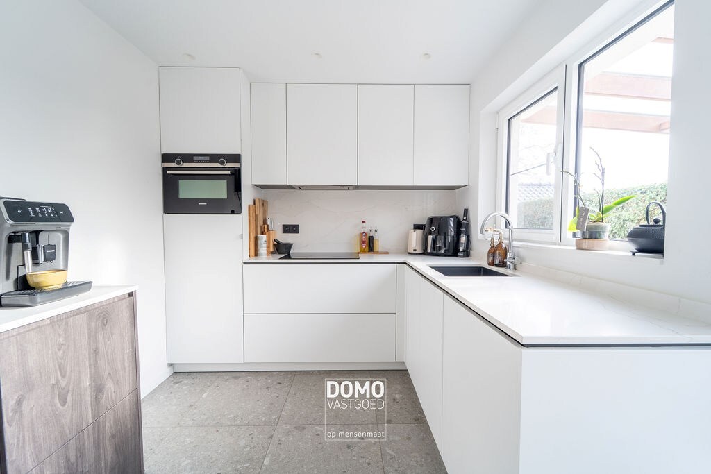 VOLLEDIG GERENOVEERDE OPEN BEBOUWING MET 4 SLAAPKAMERS EN GARAGE 