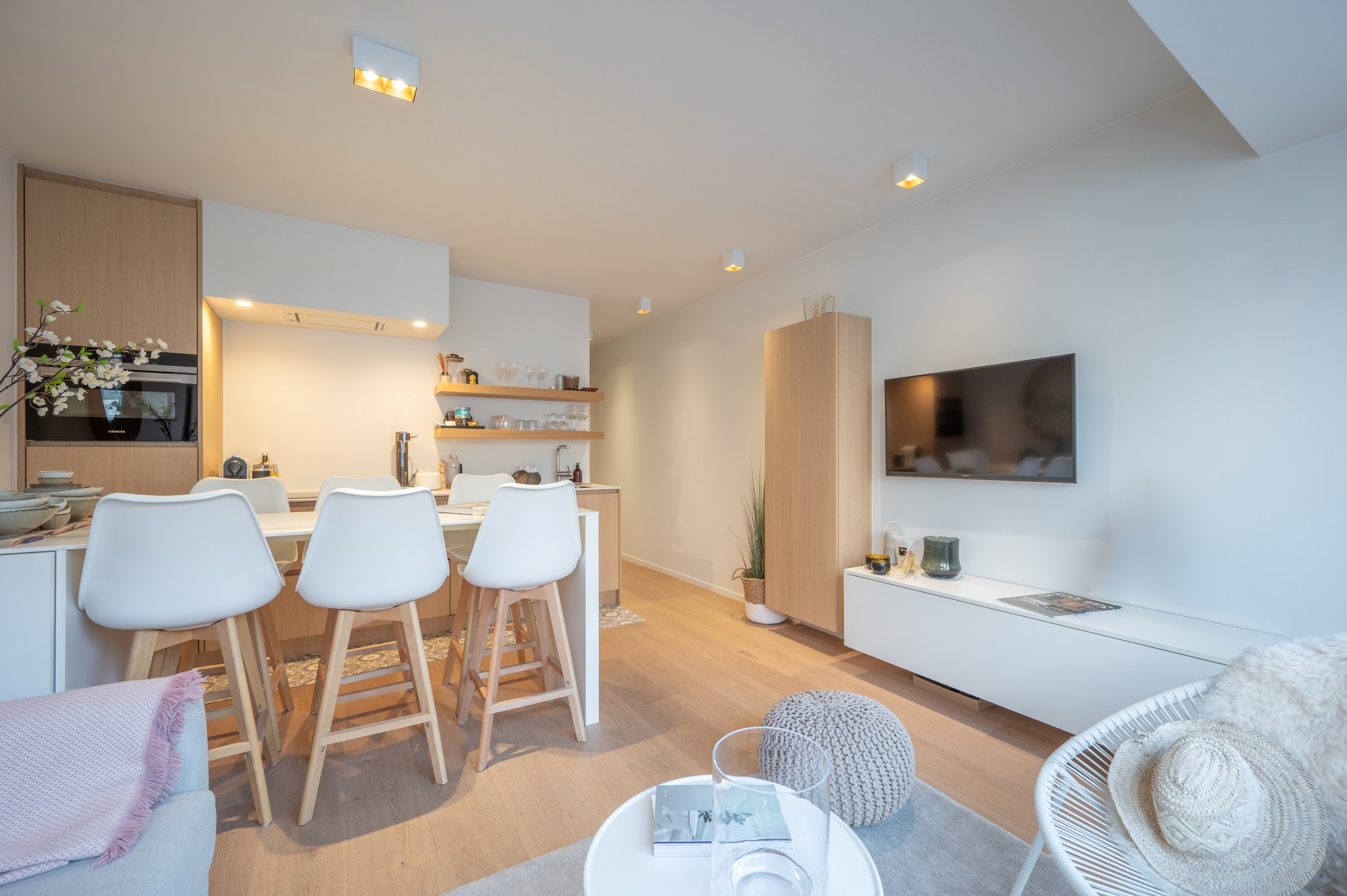 Appartement d'une chambre entièrement rénové, situé au centre près de la digue et de l'avenue Dumortier. 