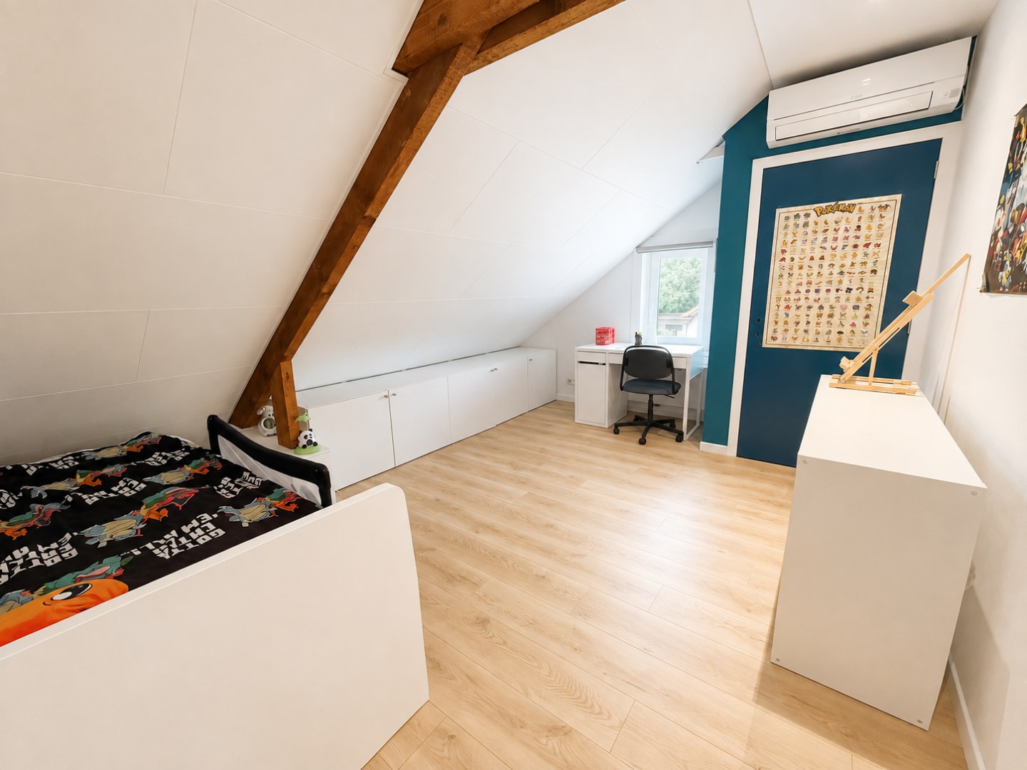 Gerenoveerde halfopen bebouwing met 4 slaapkamers, bureau, tuin en garage in Brasschaat 