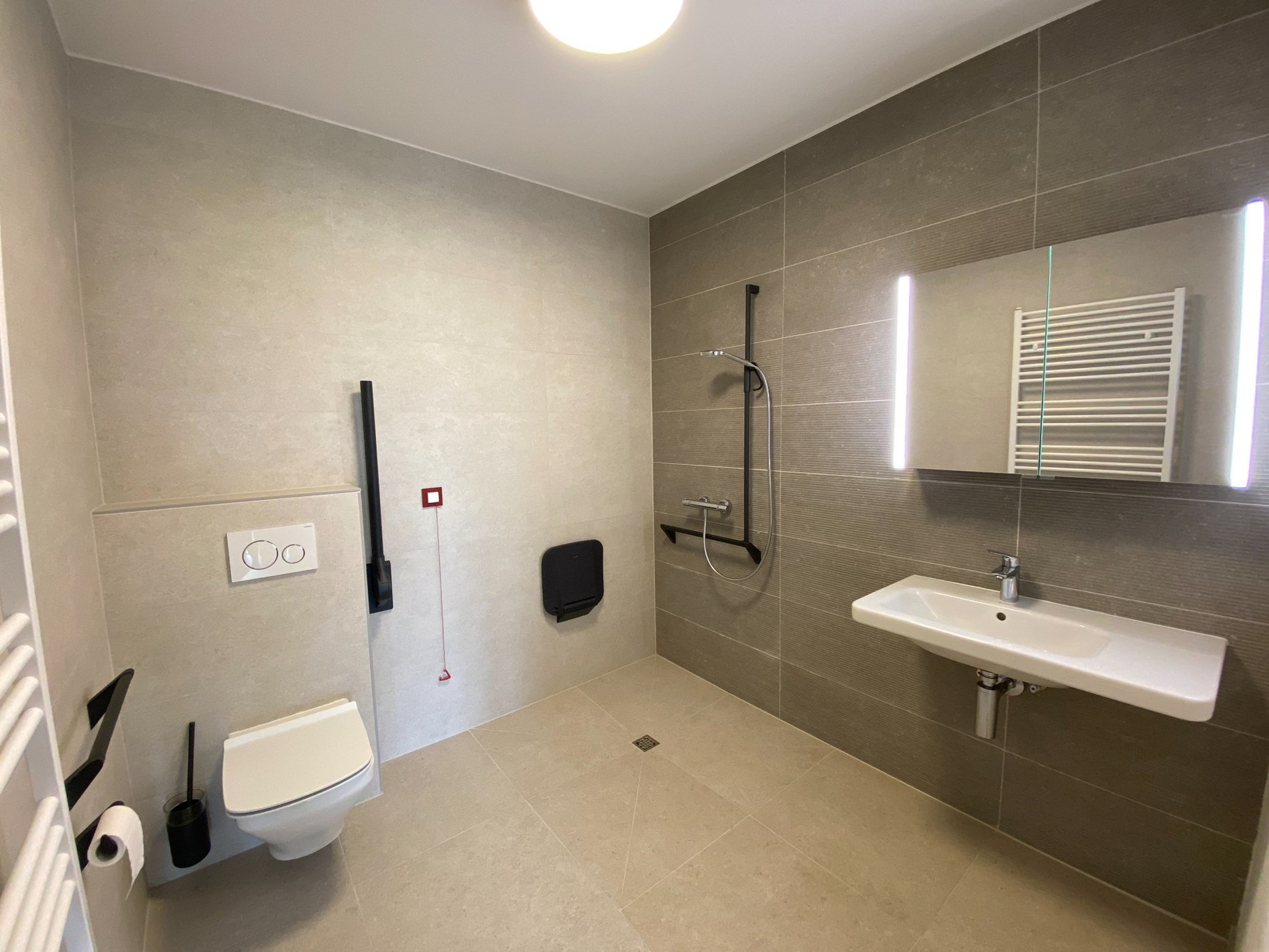 ONGEMEUBELD: SERVICEFLAT: Lichtrijk 1-slaapkamer appartement met een groot terras en mooi open zicht op het cultuurcentrum Scharpoord in de Residentie Cypres. 