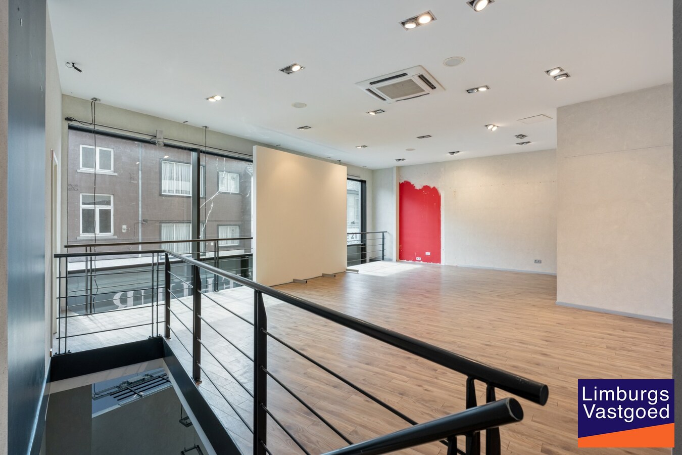 Handelspand, 150m², met 1-slaapkamerappartement op topligging in het centrum 