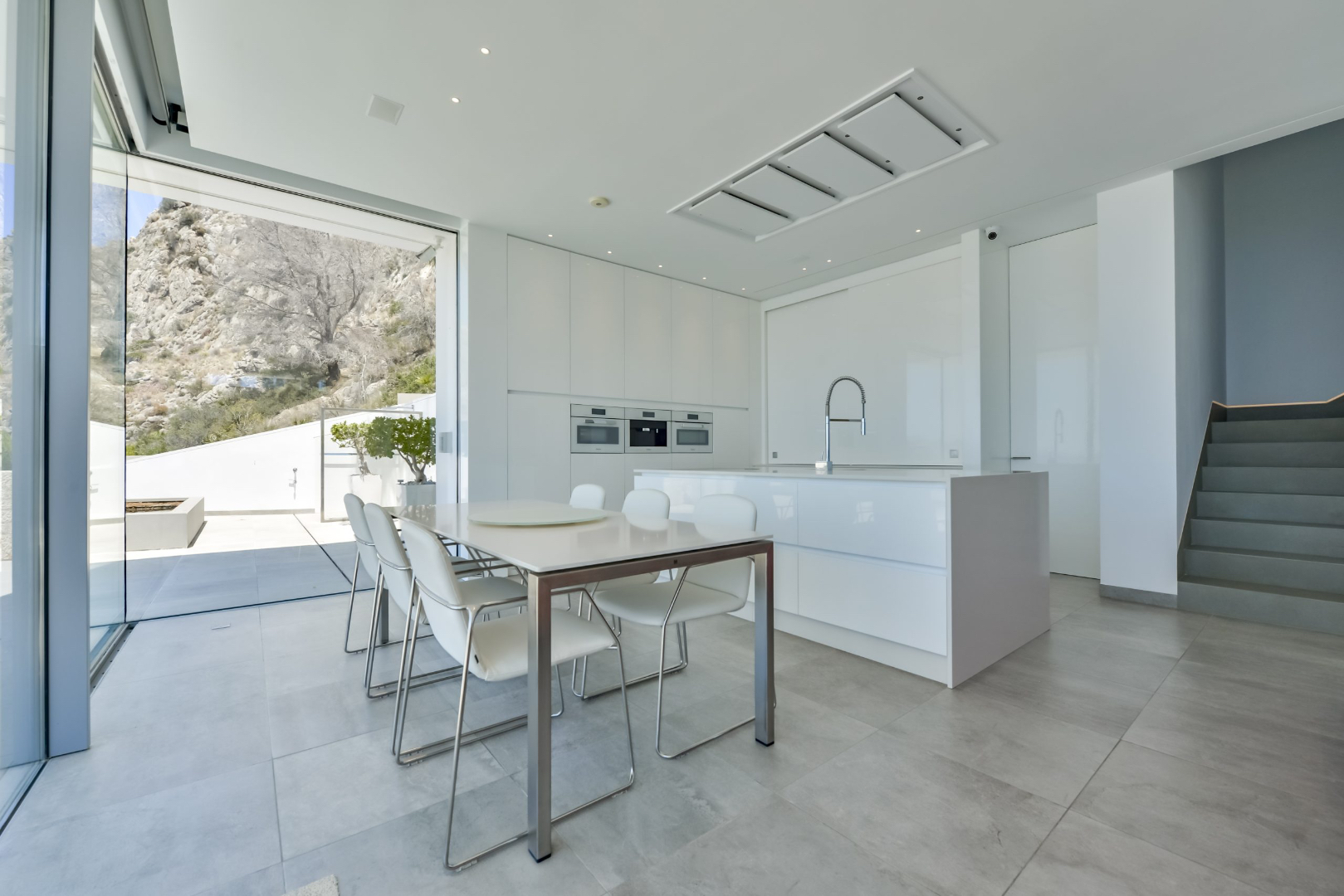 Luxe architectenvilla in Mascarat – Altea met panoramisch zeezicht en extra bouwgrond 