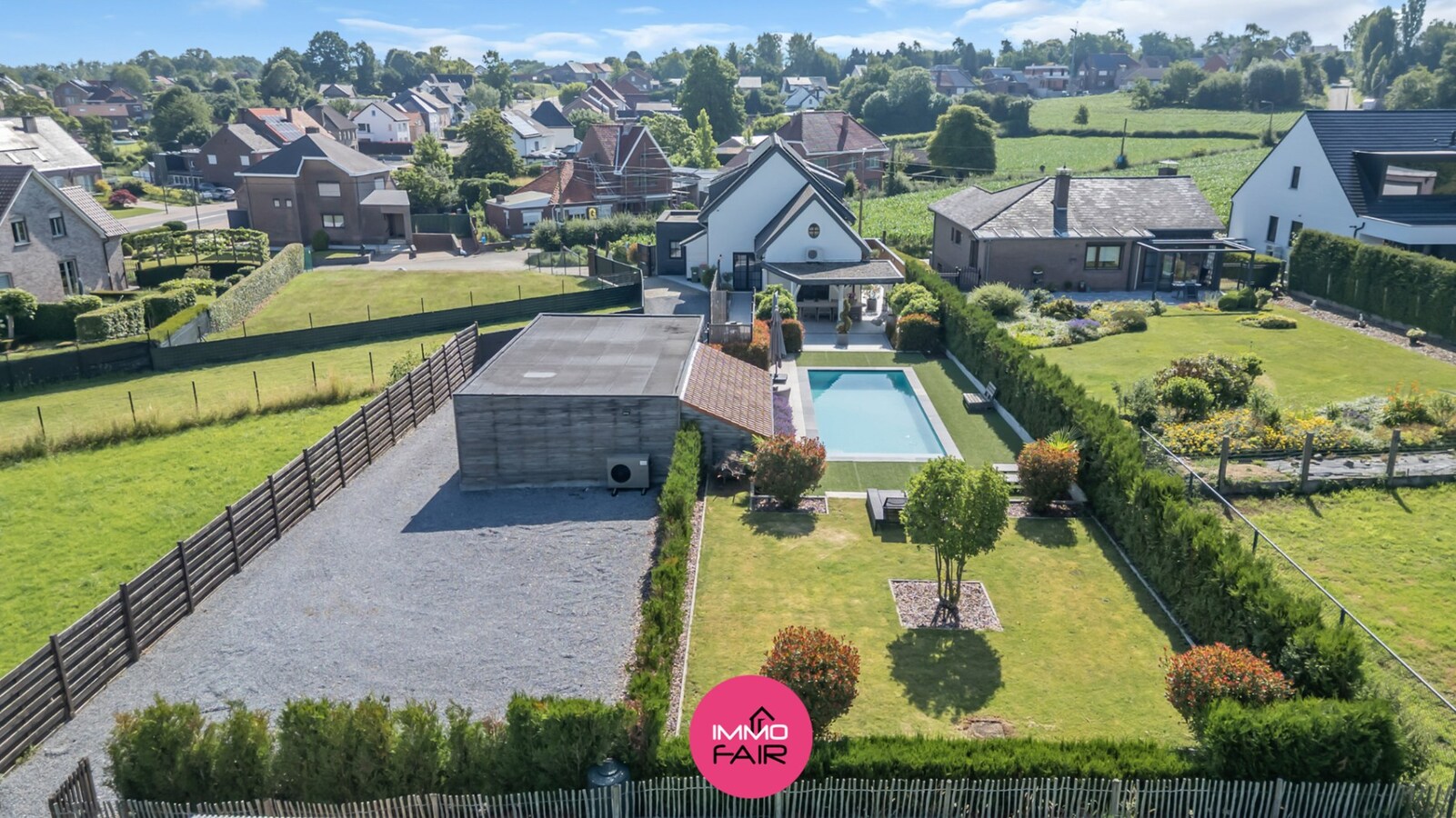 Unieke villa met zwembad en aansluitende weide 