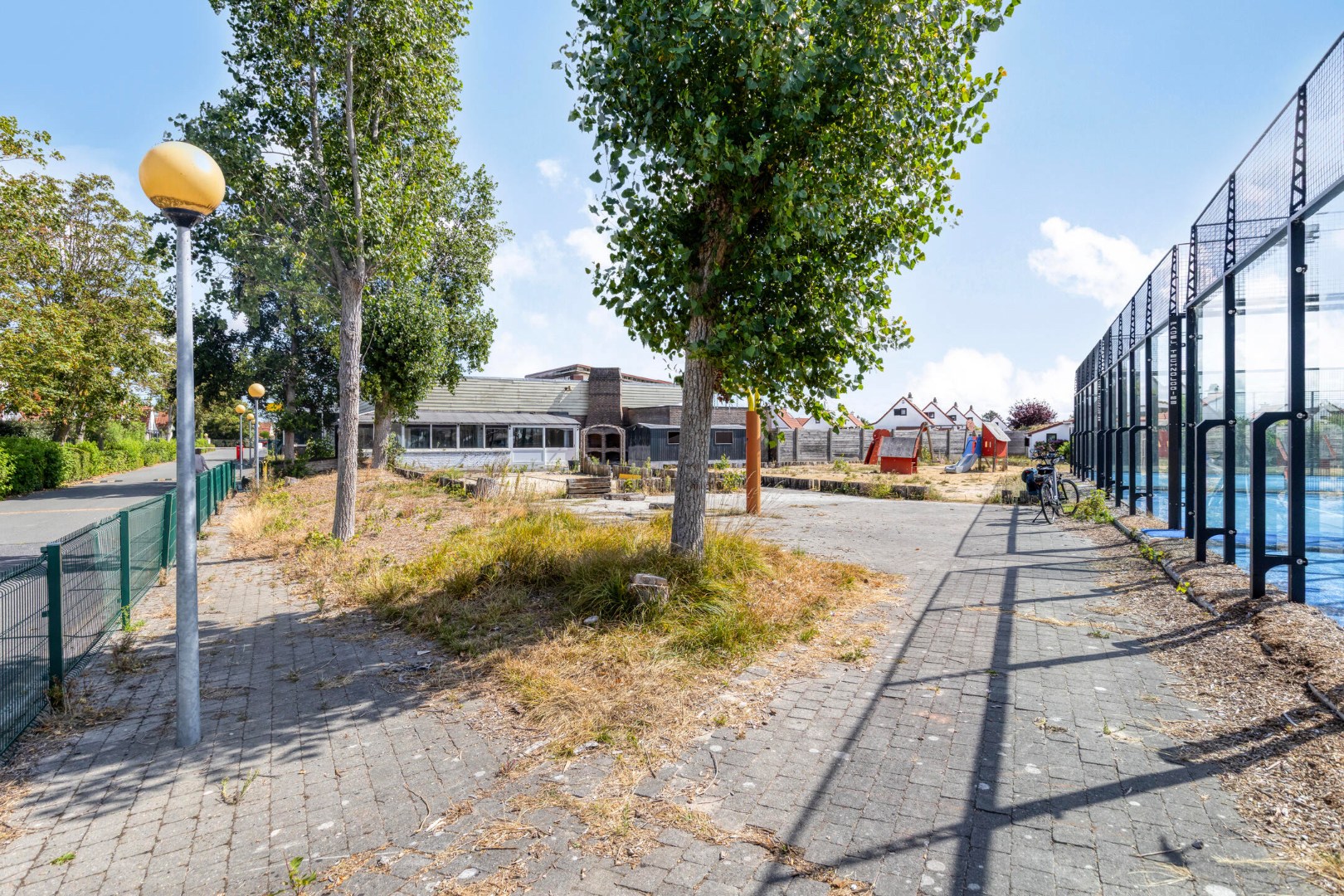 Unieke opportuniteit: horecazaak met 3 padelterreinen, terrassen en tuin te huur! 