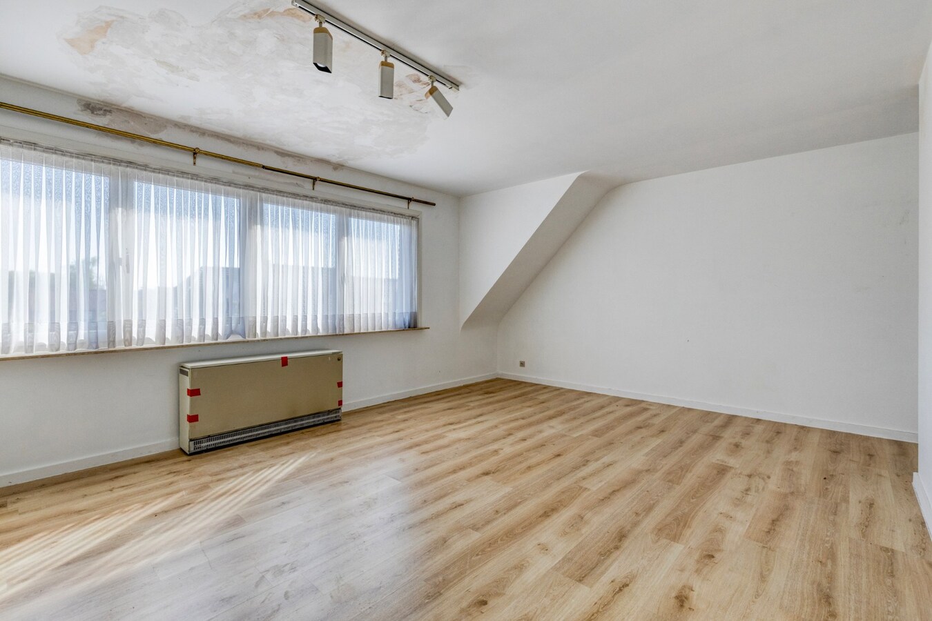 Grote gezinswoning met talrijke mogelijkheden en 4 garageboxen 