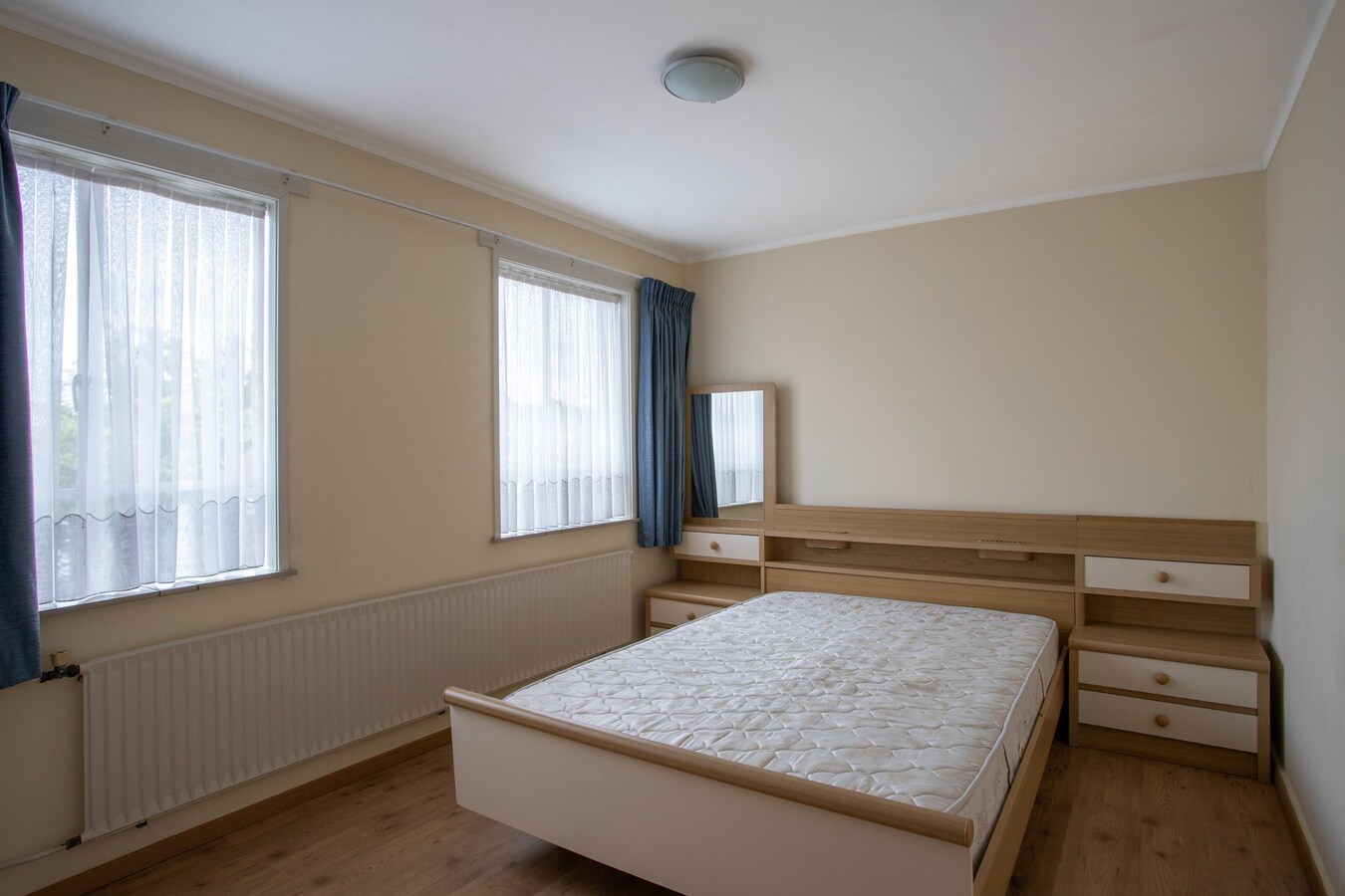 Tweekapper met vrijstaande garage en inrit gelegen op een hoekperceel in Reusel. 