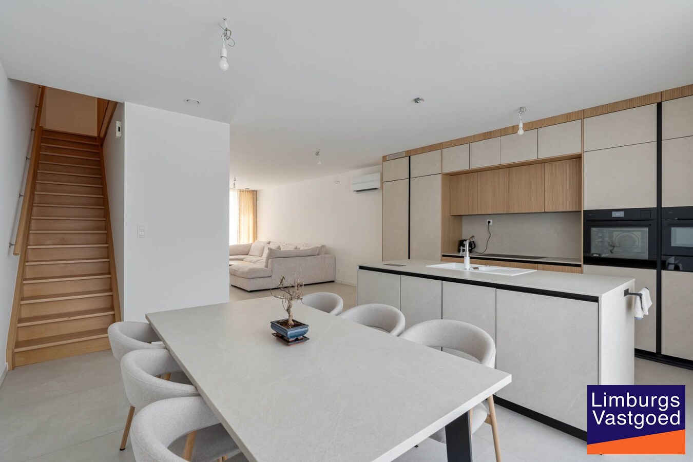 Moderne nieuwbouwwoning, 5 slpk, op een perceel van 4a31ca. 